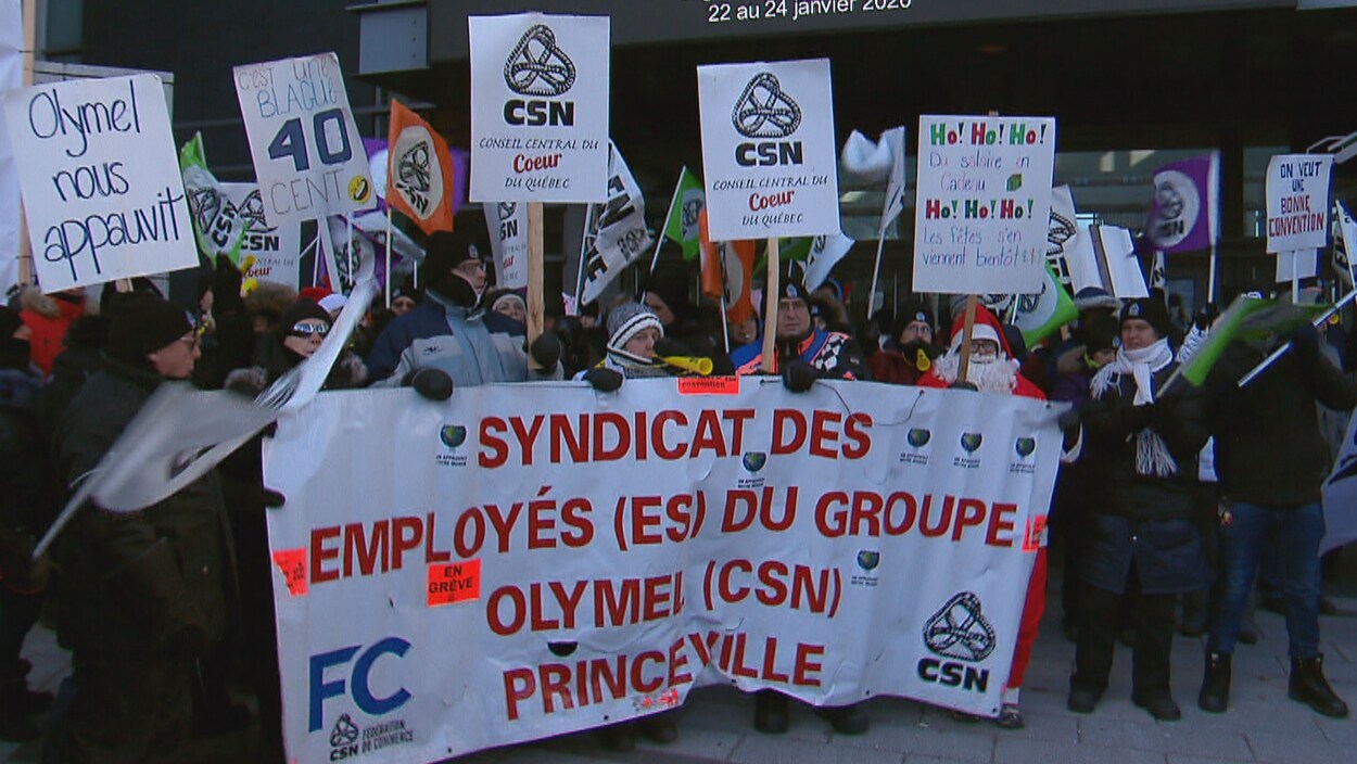 Plusieurs dizaines d'employés d'Olymel manifestent devant le Centre des congrès de Québec.