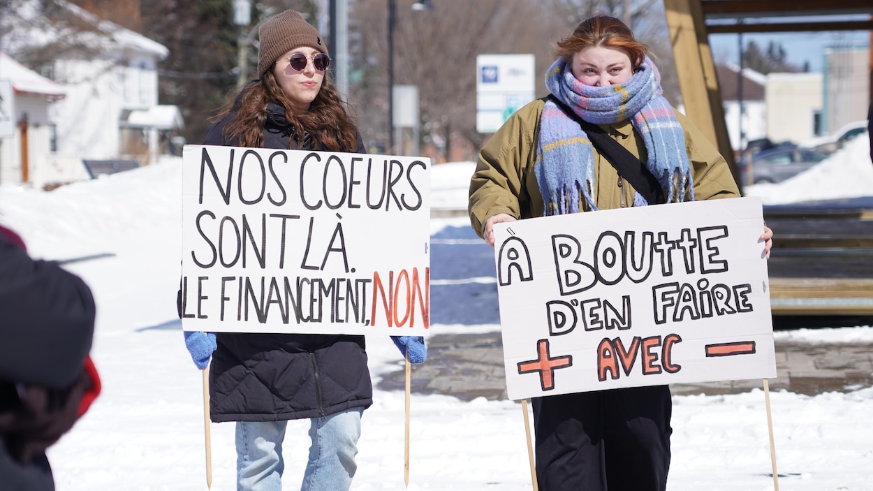« On est à boutte! » : dans la rue pour le communautaire à Rimouski