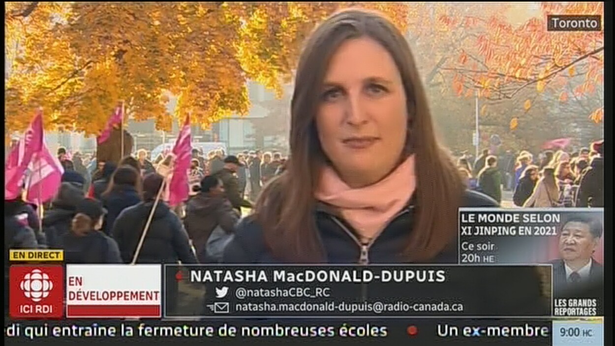 Natasha Dupuis-MacDonald est en direct de Queen's Park où des centaines d'employés de soutien à l'éducation sont en grève. 