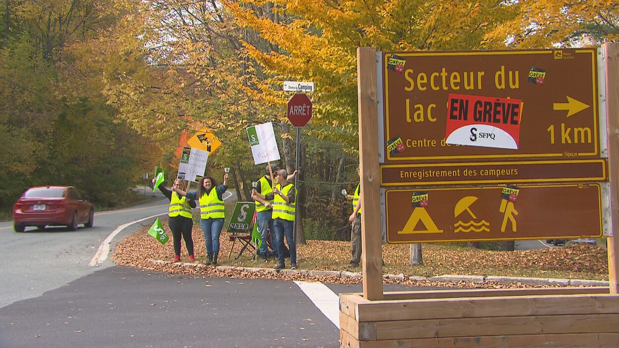 Des syndiqués manifestent à l'entrée du parc national du Mont-Orford.