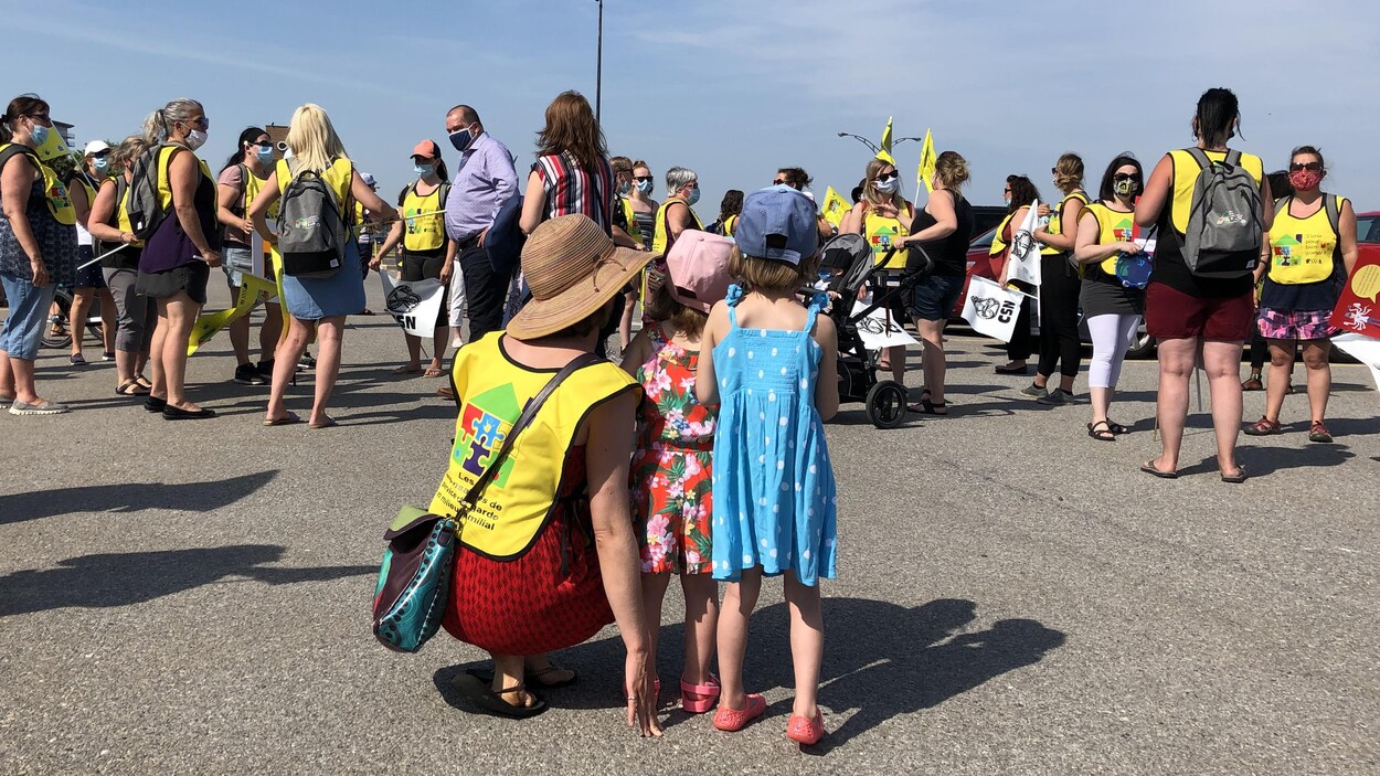 Des manifestantes en arrière-plan et des enfants en avant.