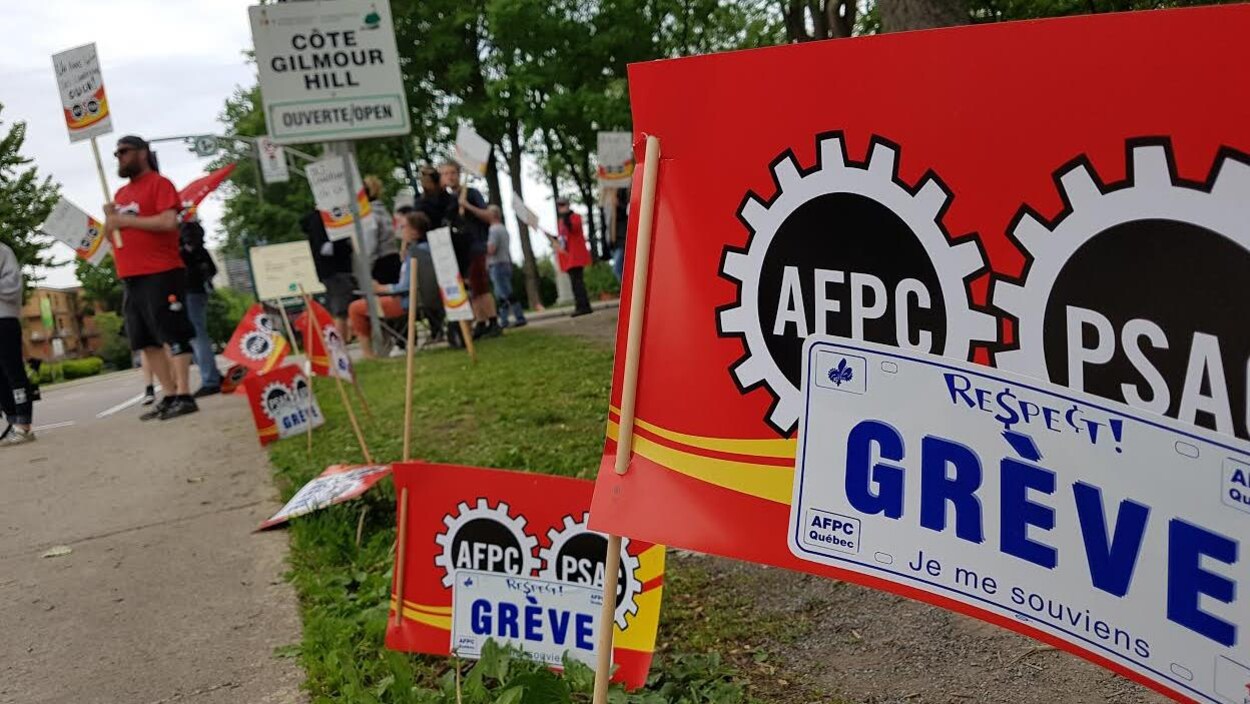 Employés des plaines d'Abraham avec des affiches pour la grève