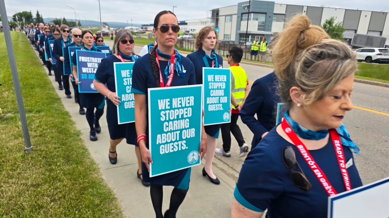 Les agents de bord de WestJet brandissent la menace d’une grève « historique »