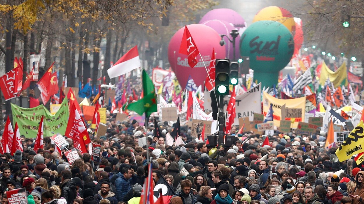 Des milliers de Français dans la rue.