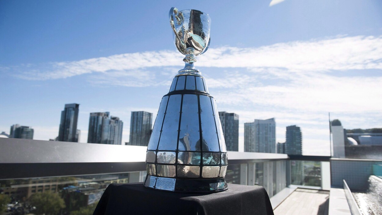 La coupe Grey est montrée avant une conférence de presse à Toronto en 2015.