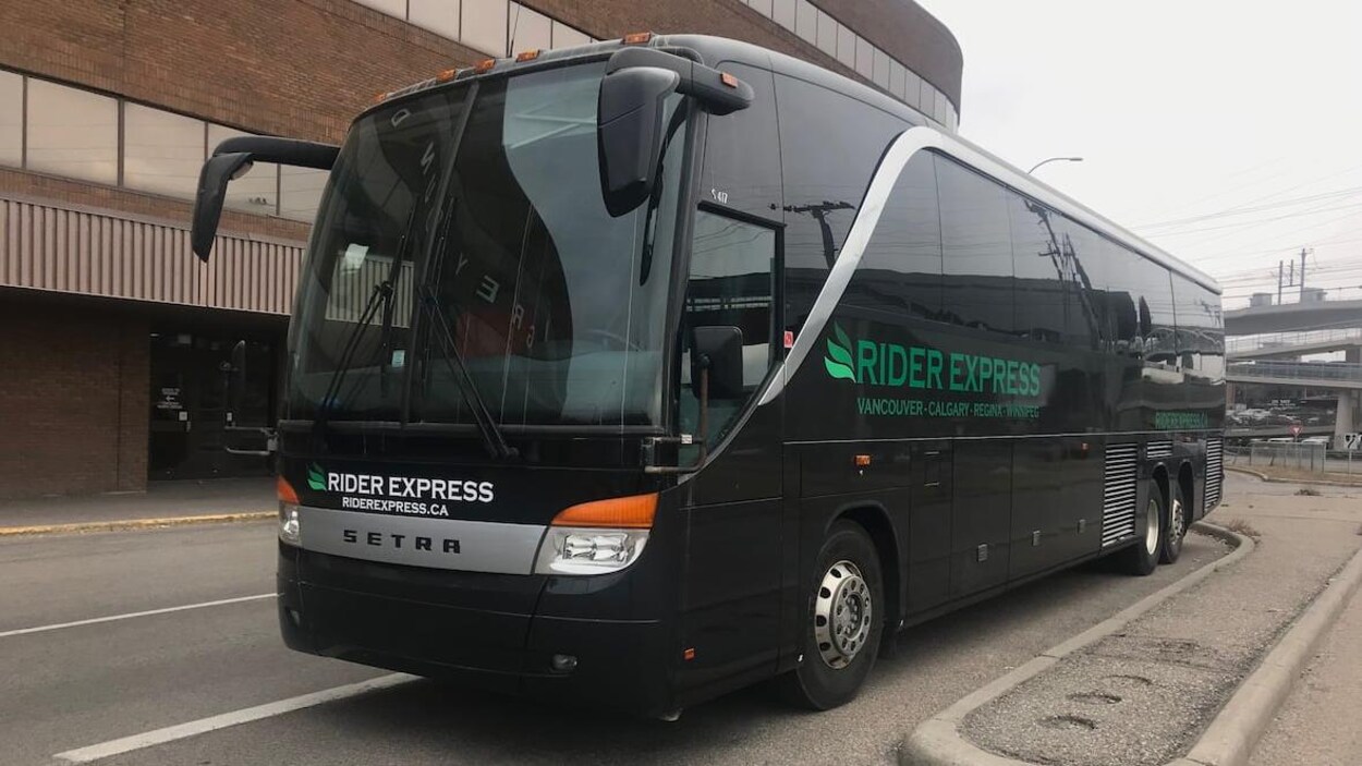 Un autocar de Rider Express. Il est noir et l'écriture est verte.