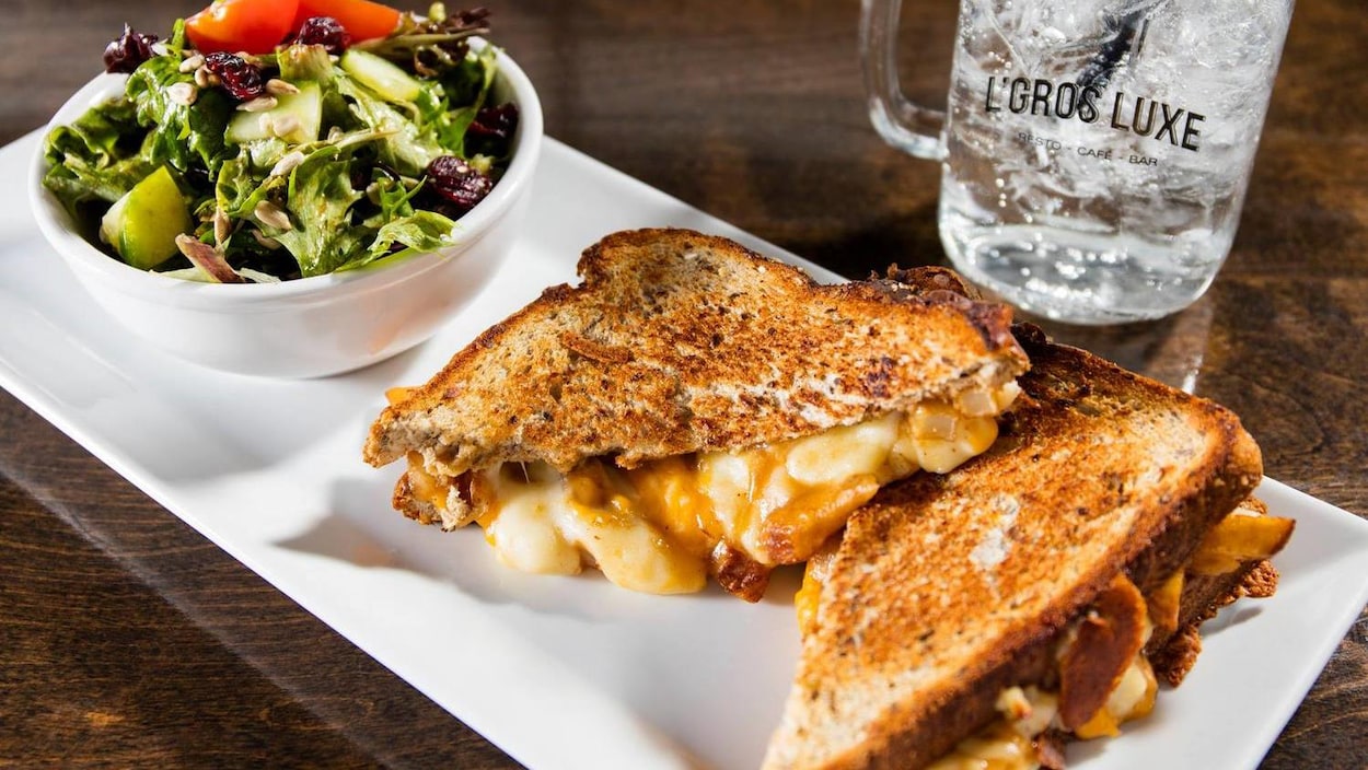 Un des classiques du restaurant, le grilled cheese poutine. L'Gros Luxe se spécialise également dans les brunchs et la moitié du menu est offert en version végétarienne.