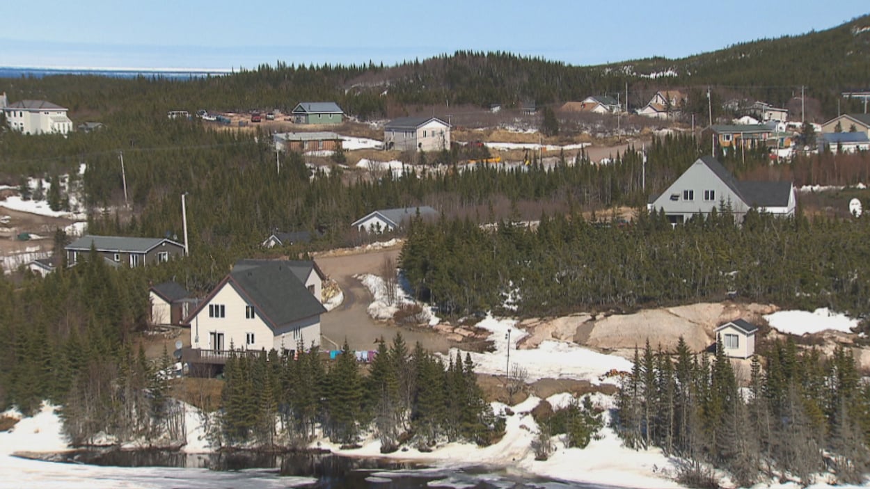 Des maisons éparpillées dans la forêt boréale