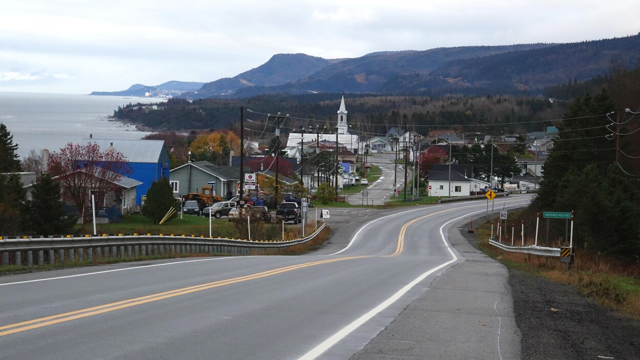 Une route qui mène à la municipalité de Grosses-Roches