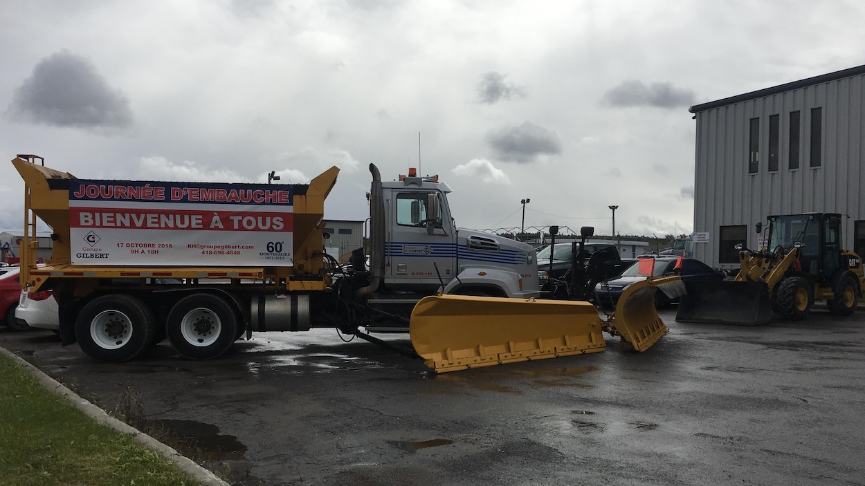 Une affiche accrochée sur un camion de déneigement indique qu'il y a une journée d'embauche. Une affiche accrochée sur un camion de déneigement indique qu'il y a une journée d'embauche.
