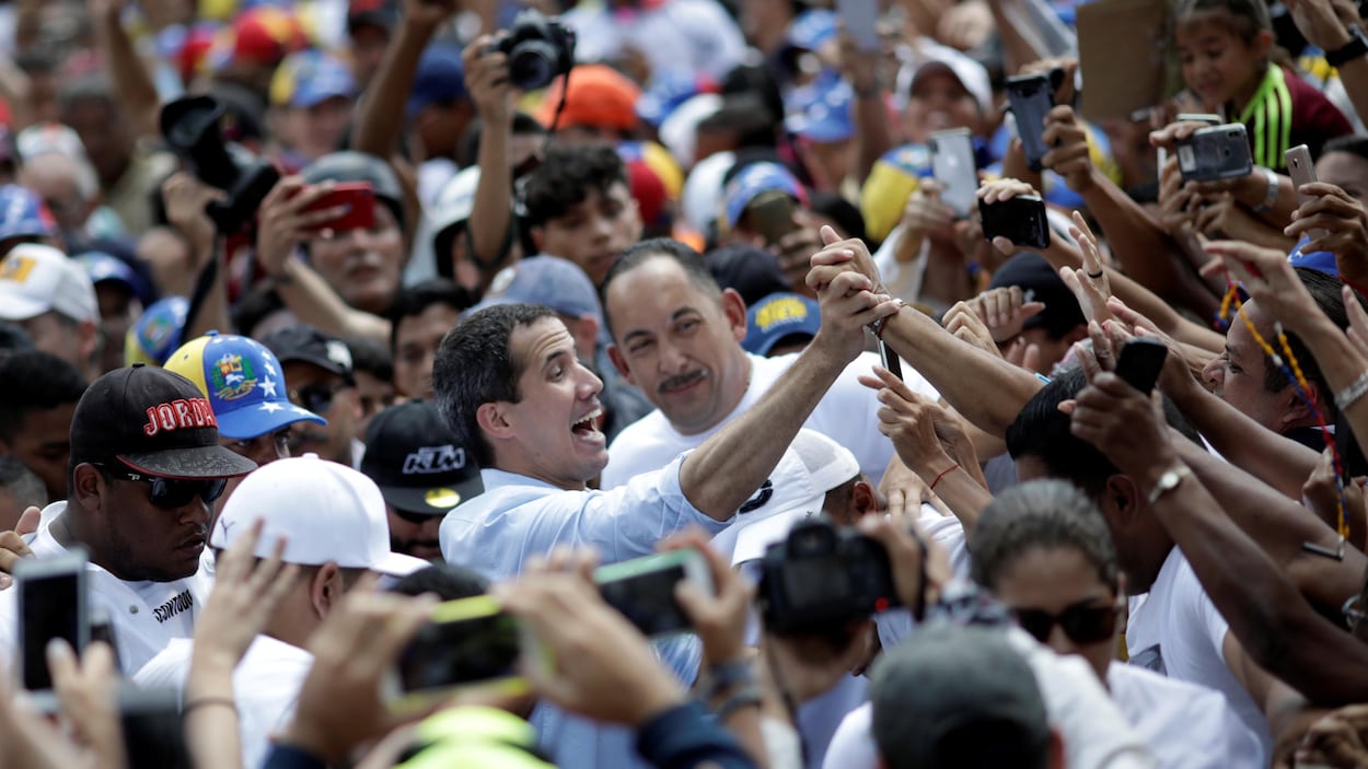 Juan Guaido entouré d'une foule compacte de manifestants