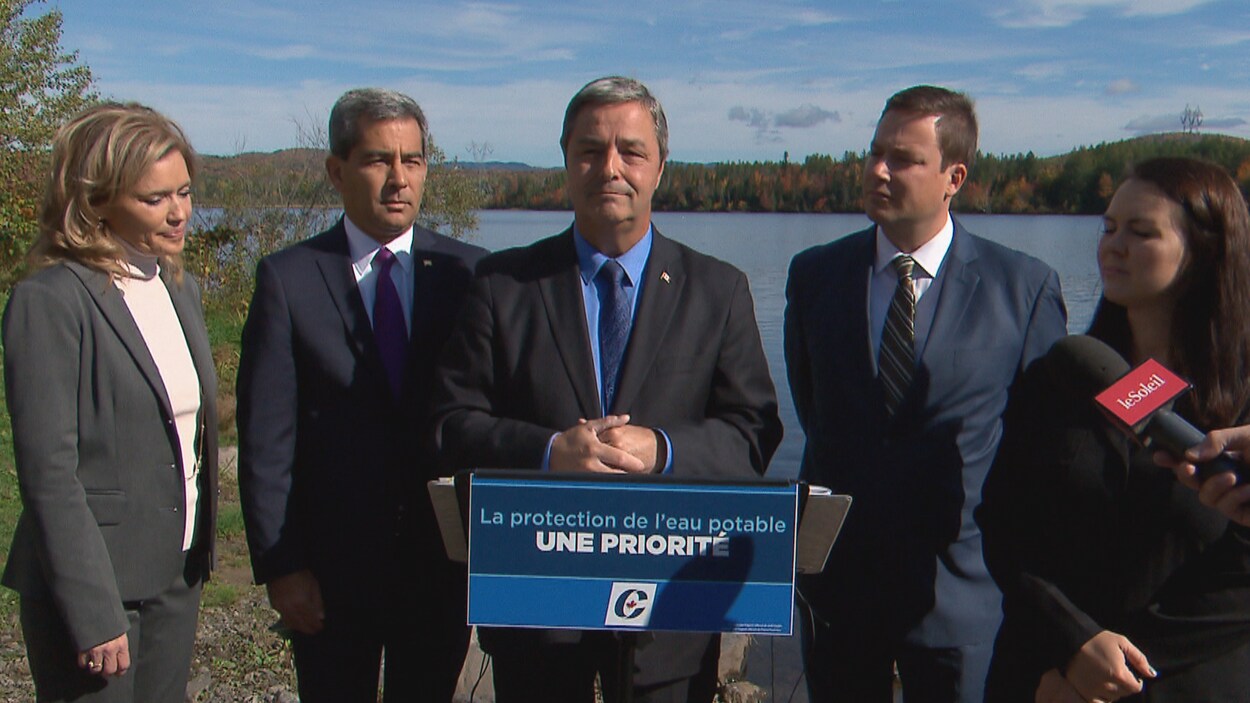 De gauche à droite, les candidats conservateurs Marie-Josée Guérette, Pierre Paul-Hus, Joël Godin, Alupa Clarke et Bianca Boutin.