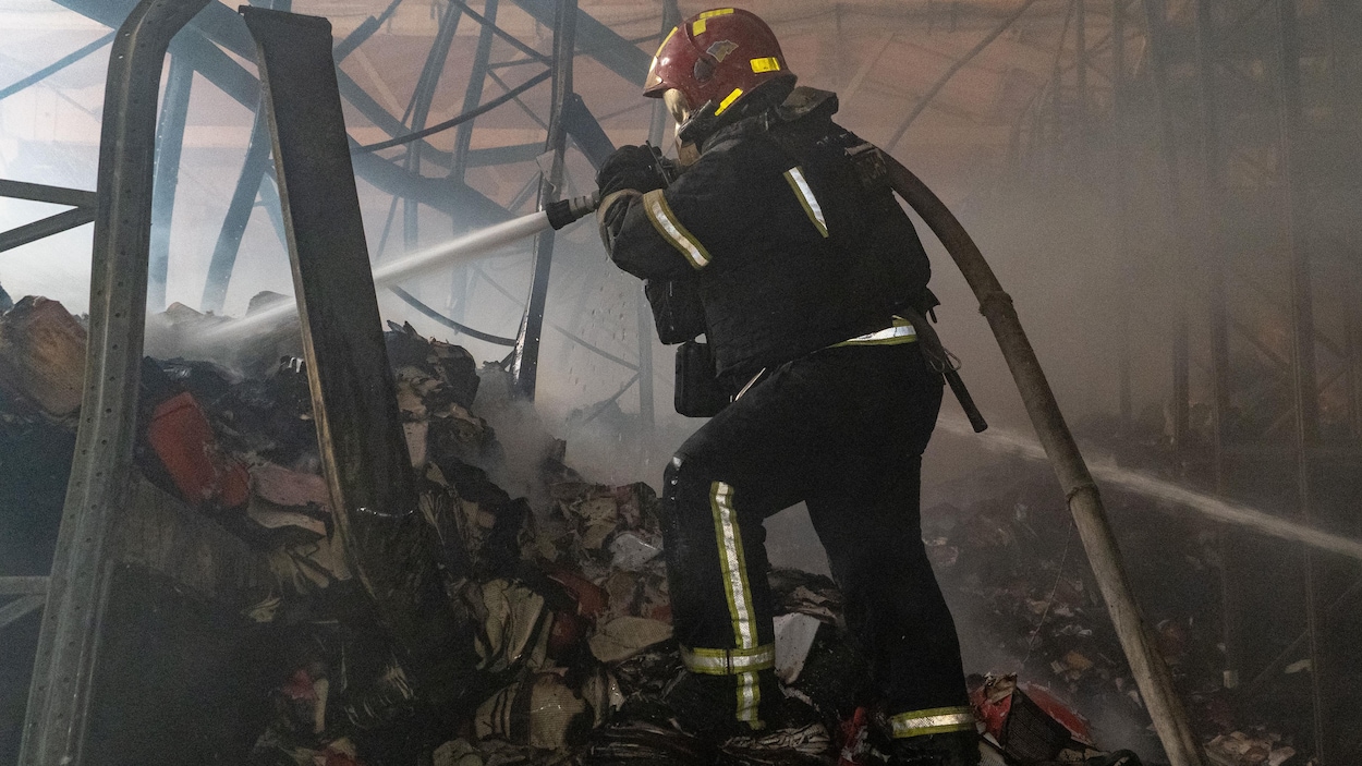 Trois morts dans des bombardements russes dans le nord-est de l’Ukraine