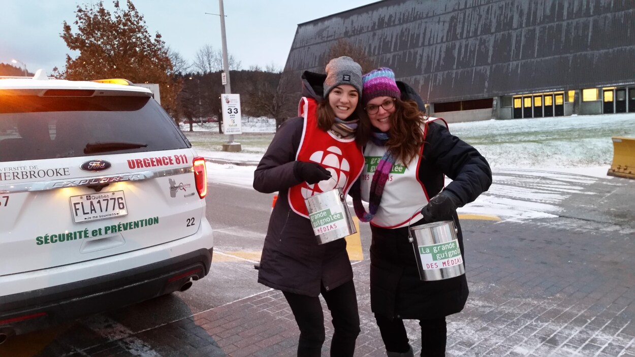 Les journalistes Marion Bérubé et Marie Eve Lacas amassaient les dons à l'Université de Sherbrooke. Les journalistes Marion Bérubé et Marie Eve Lacas amassaient les dons à l'Université de Sherbrooke.