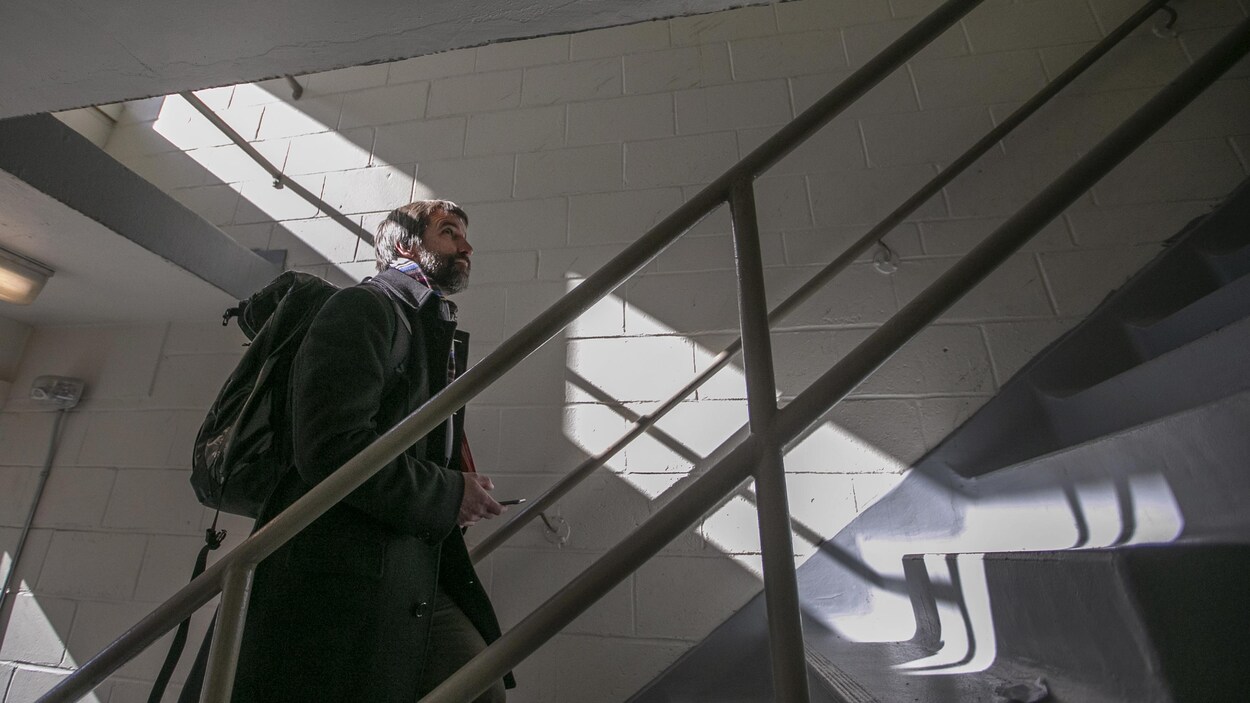 Steven Guilbeault dans un escalier à quelques jours du scrutin fédéral de 2019.
