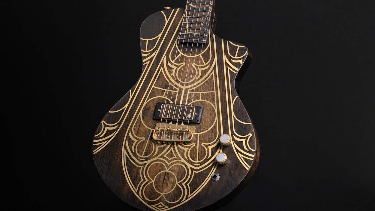 Du bois incendié de Notre-Dame de Paris transformé en guitare électrique