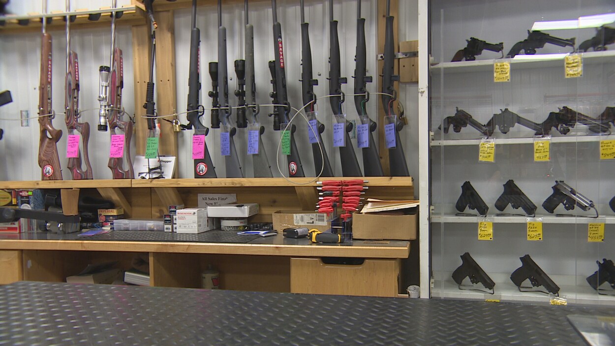 Des armes à feu sont exposées chez le détaillant Pawnking, à Regina. Des armes à feu sont exposées chez le détaillant Pawnking, à Regina.