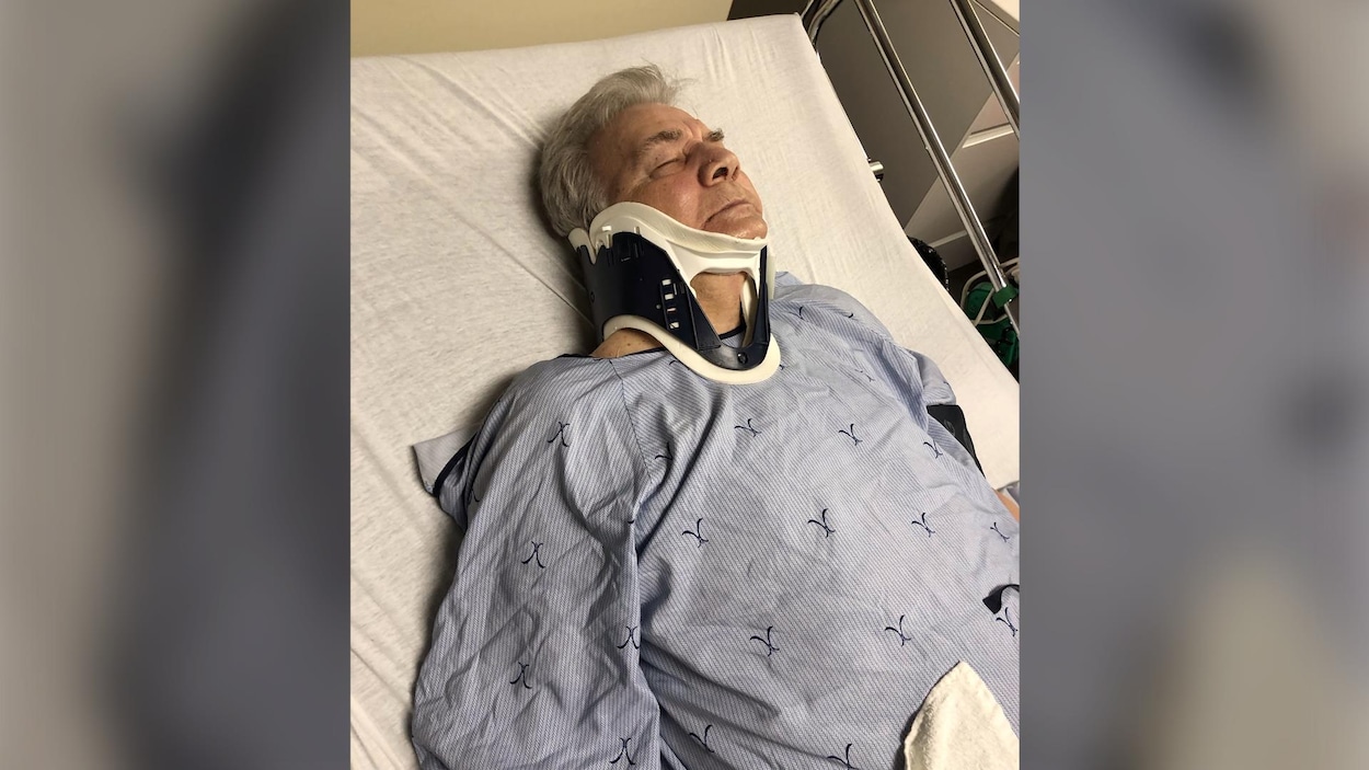 Un homme dans un lit avec un col cervical.