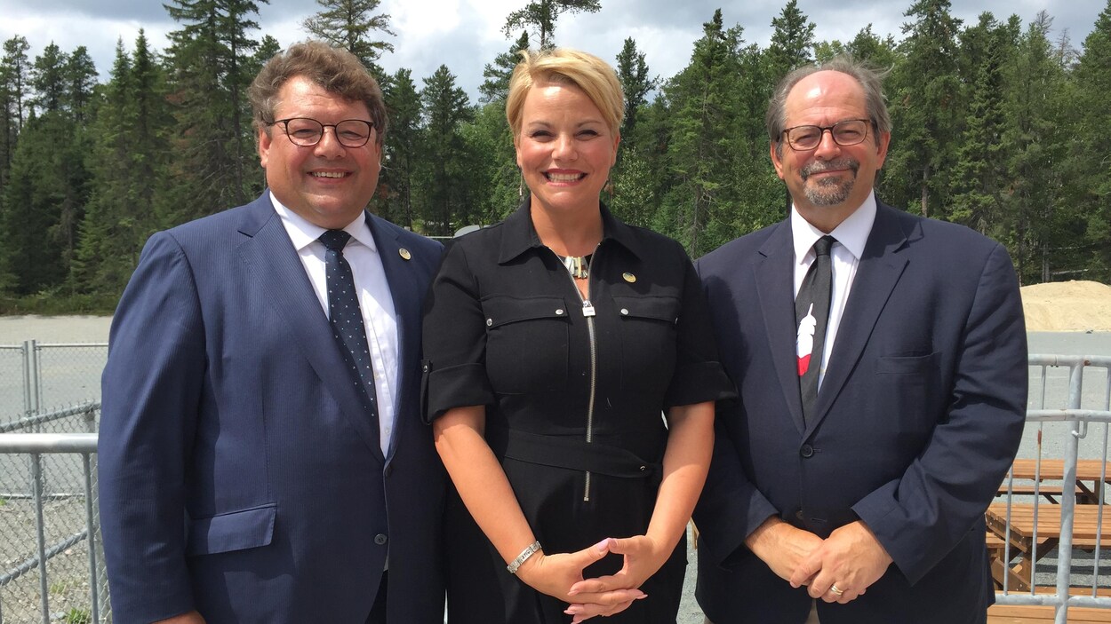 Guy Bourgeois, député d'Abitibi-Est, Isabelle Melançon, ministre de l'Environnement et Geoffrey Kelley, ministre des Affaires autochtones.