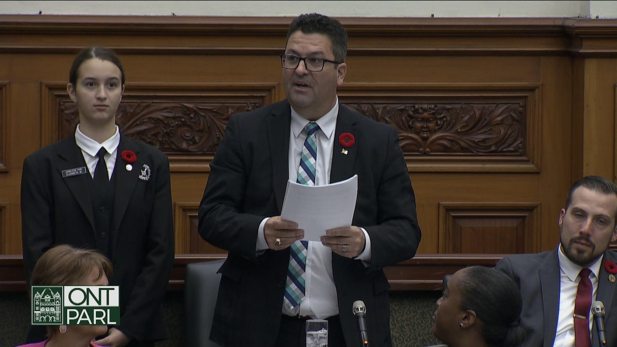 Un homme en veston à l'Assemblée législative de l'Ontario.