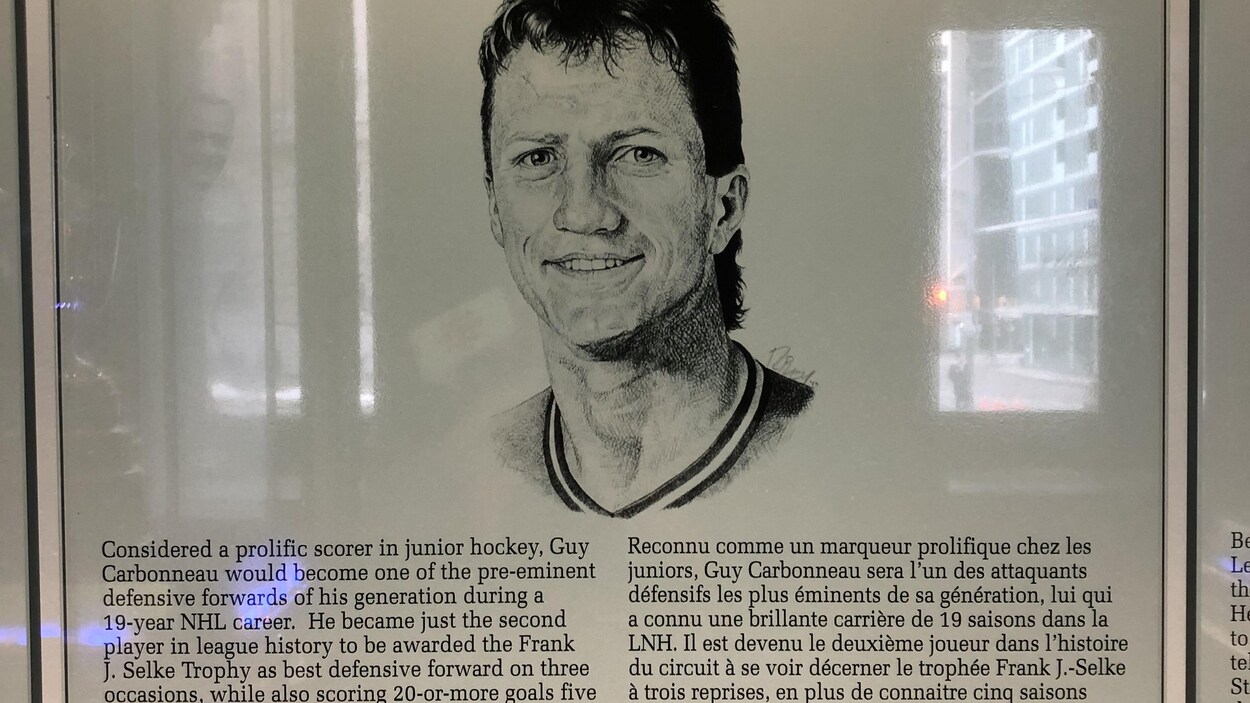 Une plaque relatant la carrière de Guy Carbonneau.