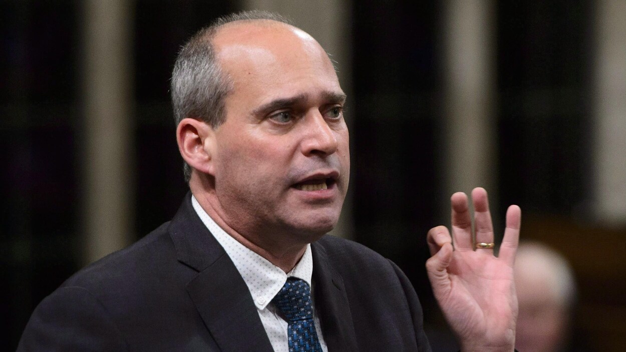 Guy Caron parle, debout, dans la Chambre des communes.