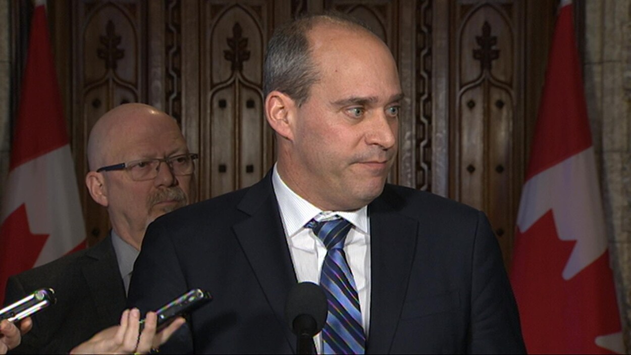 Guy Caron répond aux questions des journalistes à Ottawa.