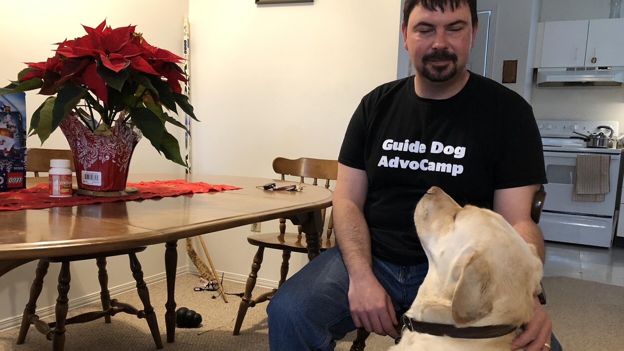 Guy Carrière et son chien-guide, Dixon.