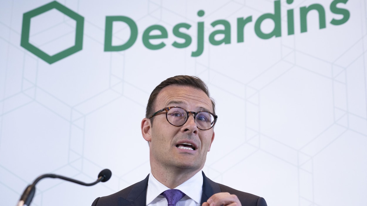 Il parle aux journalistes.