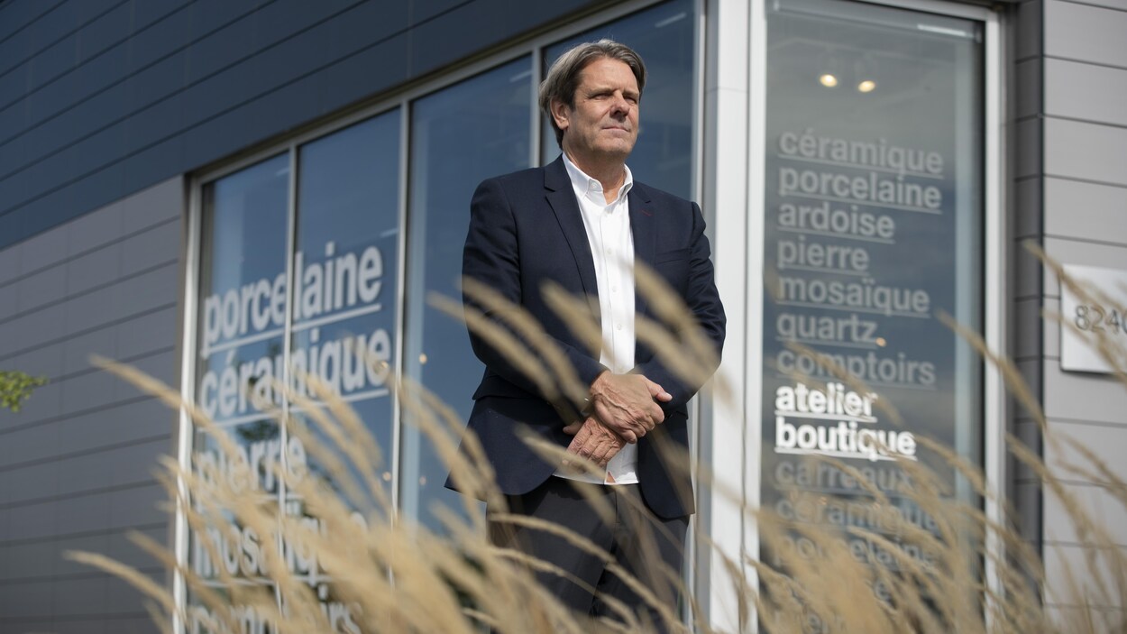 Le président de Céragrès, Guy Gervais, à l'extérieur de son magasin de Brossard