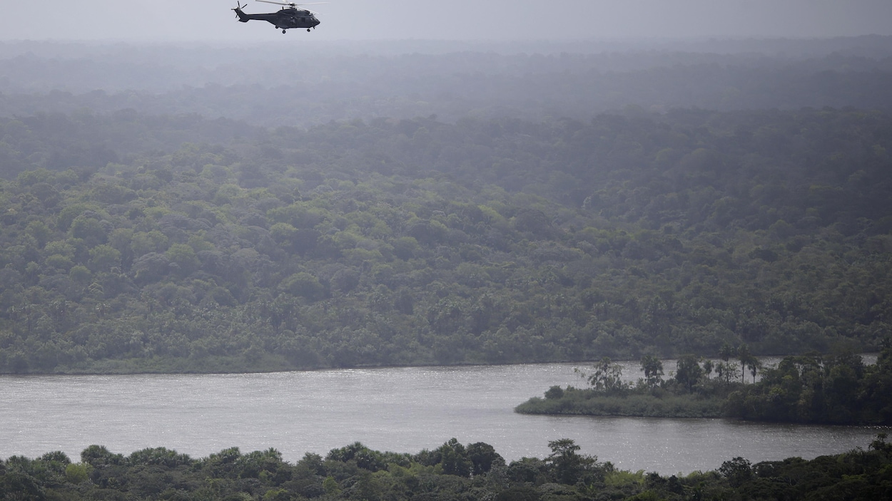 Un hélicoptère de l'armée brésilienne survole la rivière Oyapock qui sépare le Brésil de la Guyane française au cours de l'opération « Agata », près de la ville d'Oiapoque.