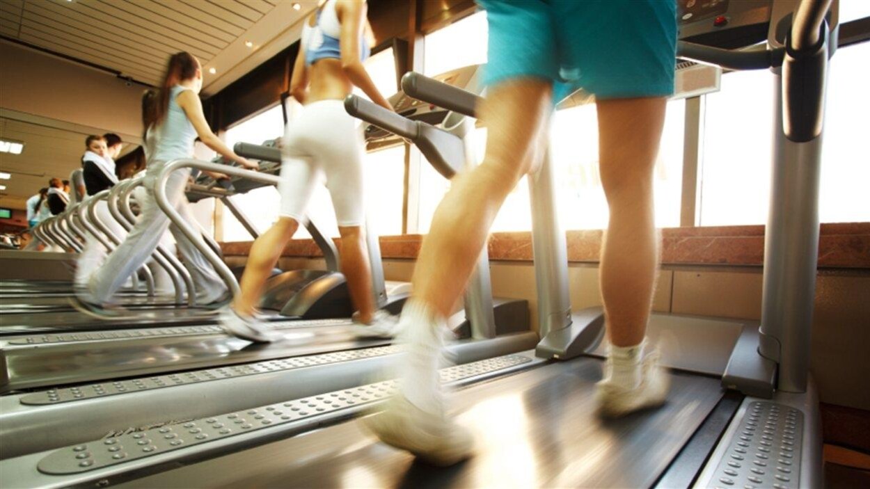 Des personnes sur des tapis roulants