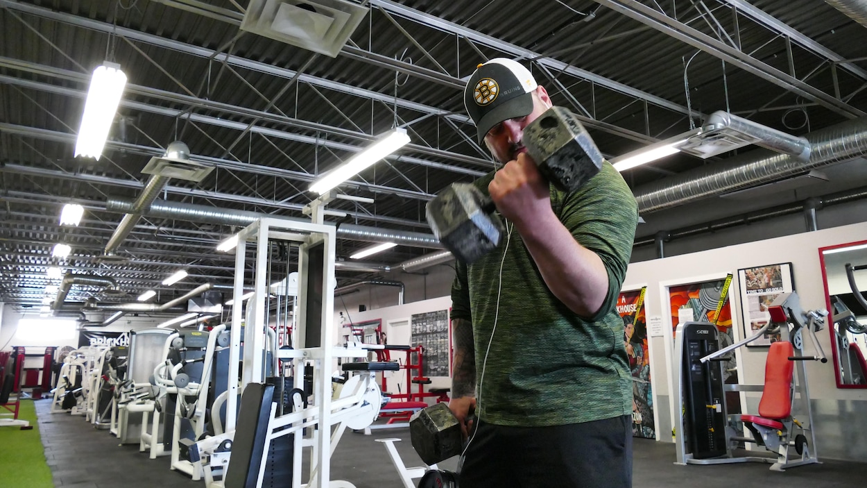 Rob Anderson est photographié en train de s'exercer dans une salle de gym autrement vide.