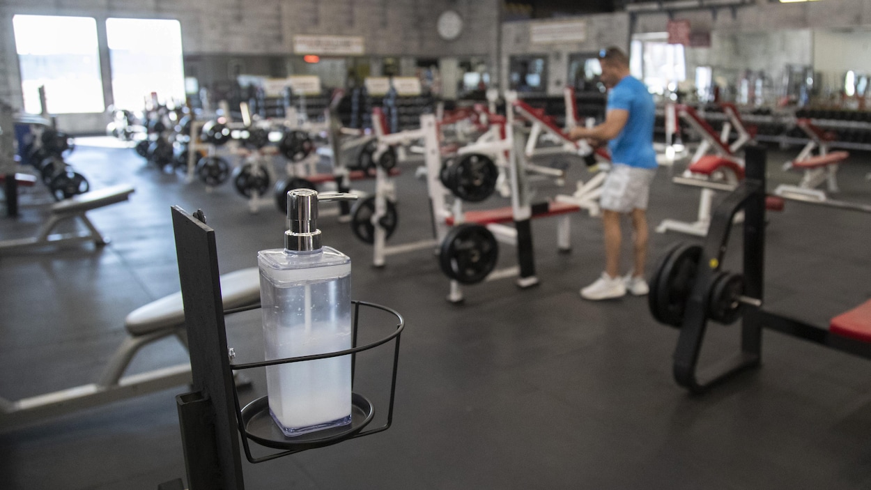 Un homme dans un gymnase.