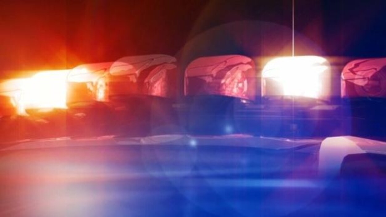 Les gyrophares d'une voiture de police sont allumés. Les gyrophares d'une voiture de police sont allumés.