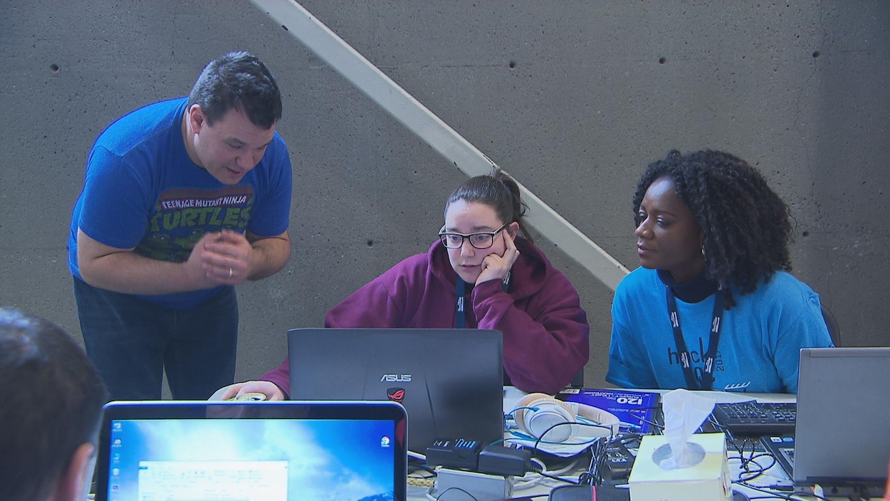 Des jeunes participent à un hackathon.