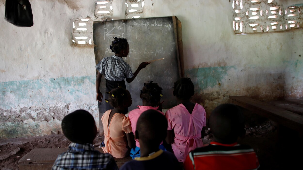 Des enfants suivent un cours dans une école tenue par l'église baptiste, à Boucan Ferdinand, en Haïti.