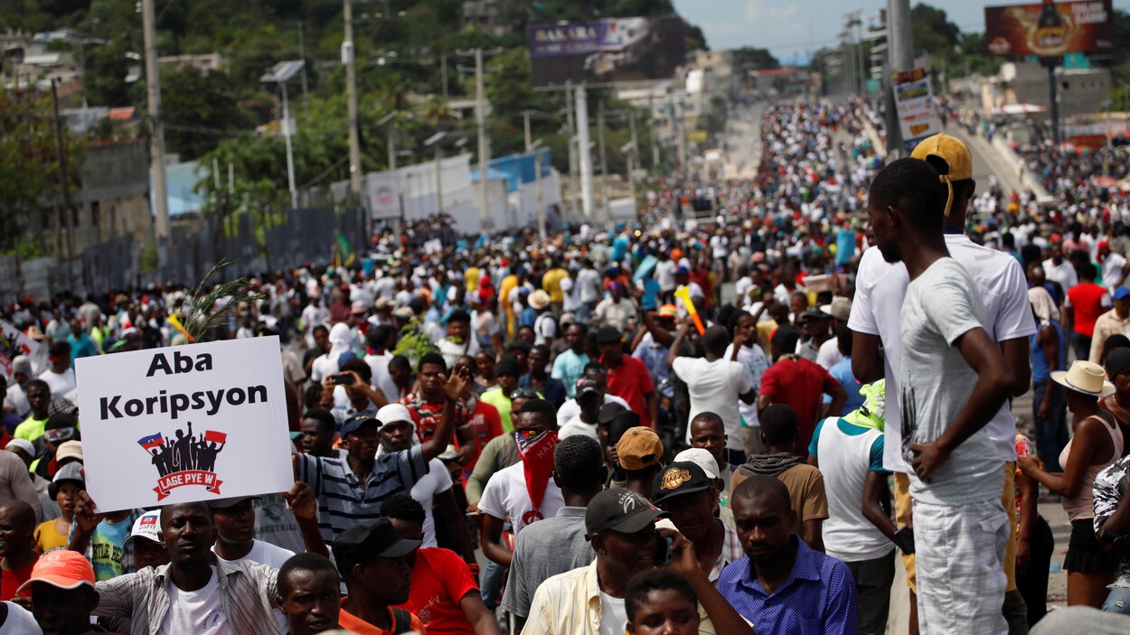 Des contestataires haïtiens dans la rue.