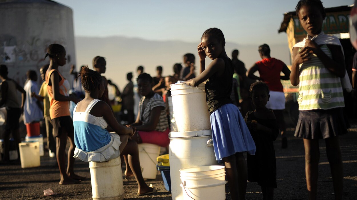 Des enfants haïtiens de Cité Soleil près de Port-au-Prince attendent la distribution d’eau potable. Des enfants haïtiens de Cité Soleil près de Port-au-Prince attendent la distribution d’eau potable.