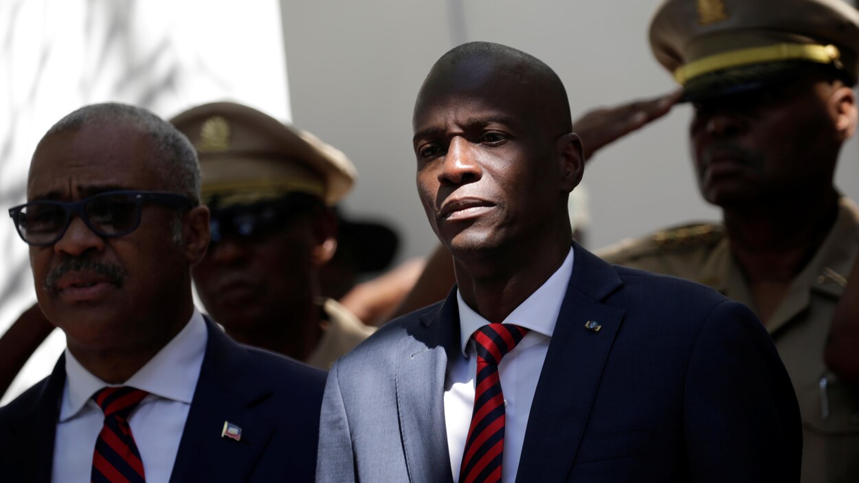Le président d'Haïti Jovenel Moise (centre) et le premier ministre Jack Guy Lafontant (gauche) lors d'une cérémonie à Port-au-Prince en mars.