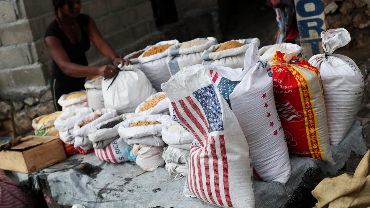 Une marchande de rue vend du riz à Port-au-Prince.