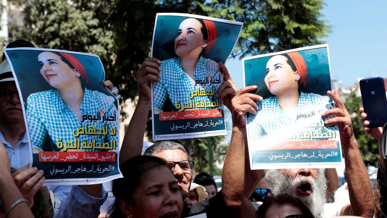 Des gens brandissent des affiches avec l'image de Hajar Raissouni.