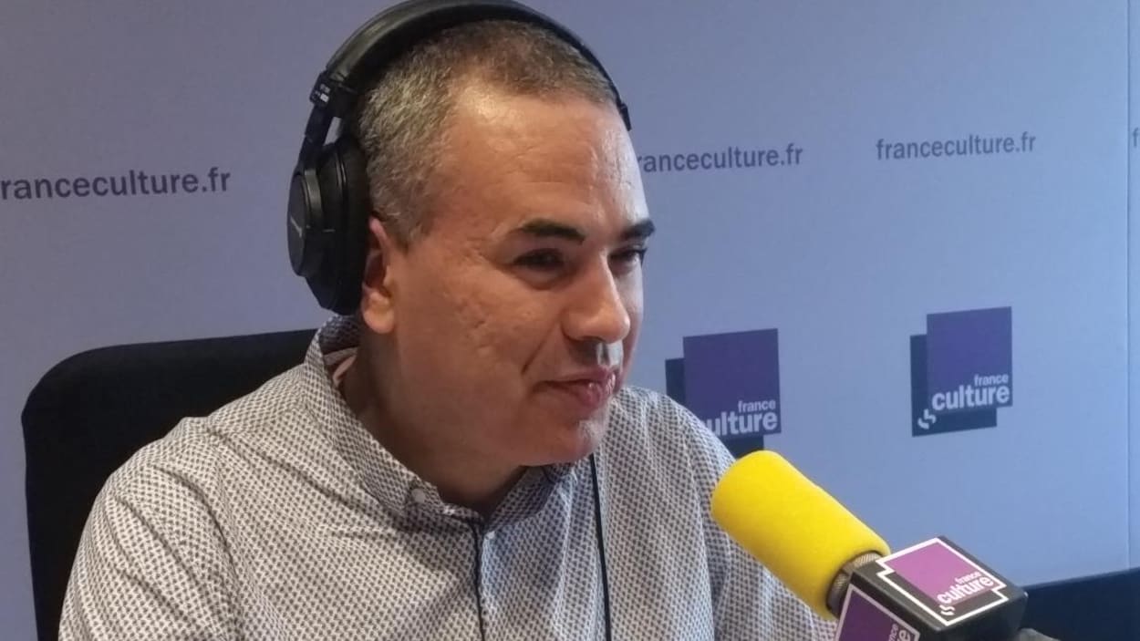 Hakim Kasmi se prépare à intervenir dans un bulletin de nouvelles Hakim Kasmi se prépare à intervenir dans un bulletin de nouvelles