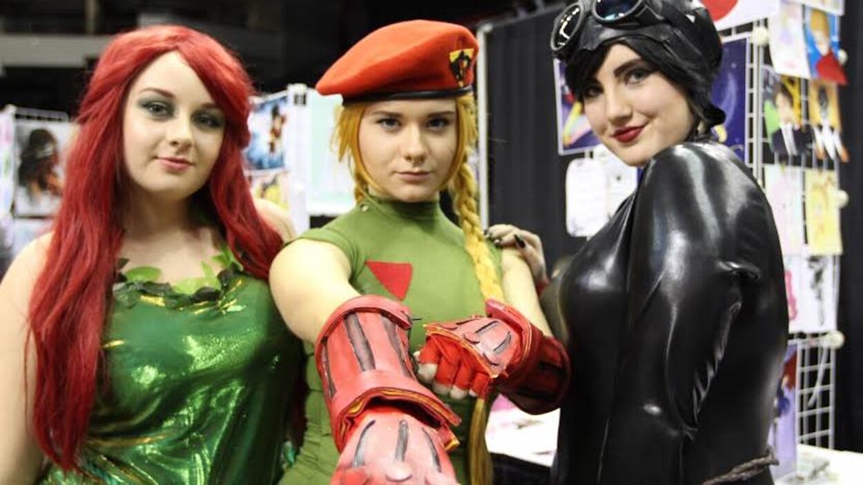 Trois femmes déguisées en Poison Ivy, Cammy et Catwoman.