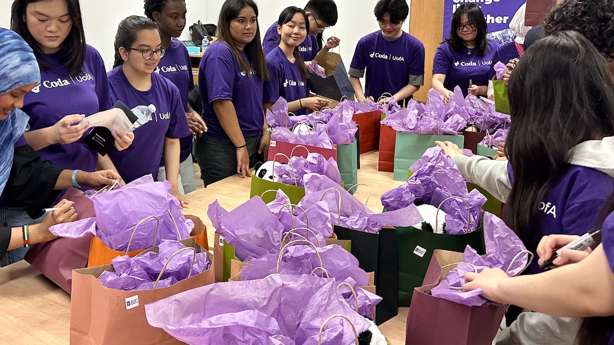 Des cadeaux emballés pour des enfants hospitalisés à Edmonton