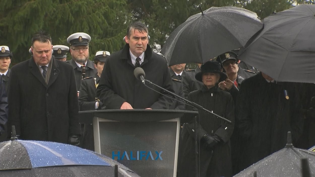Stephen McNeil parle à la foule devant le monument commémoratif. Stephen McNeil parle à la foule devant le monument commémoratif.