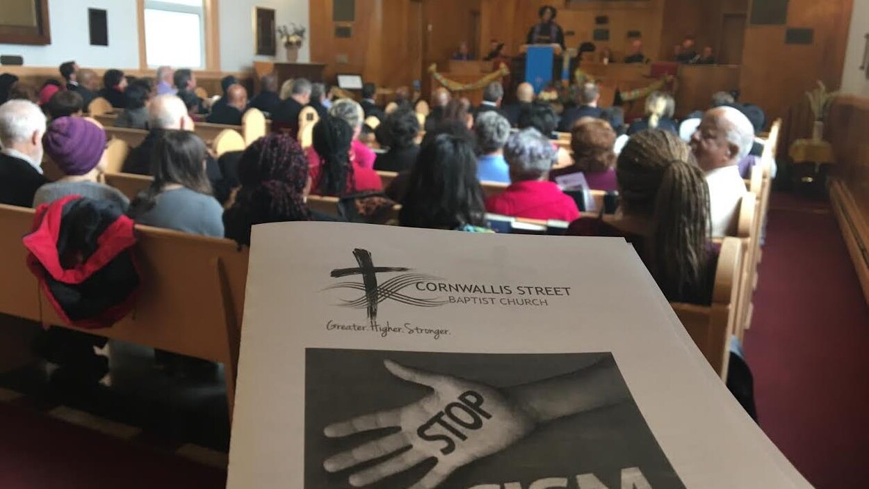 Une foule dans une église Une foule dans une église