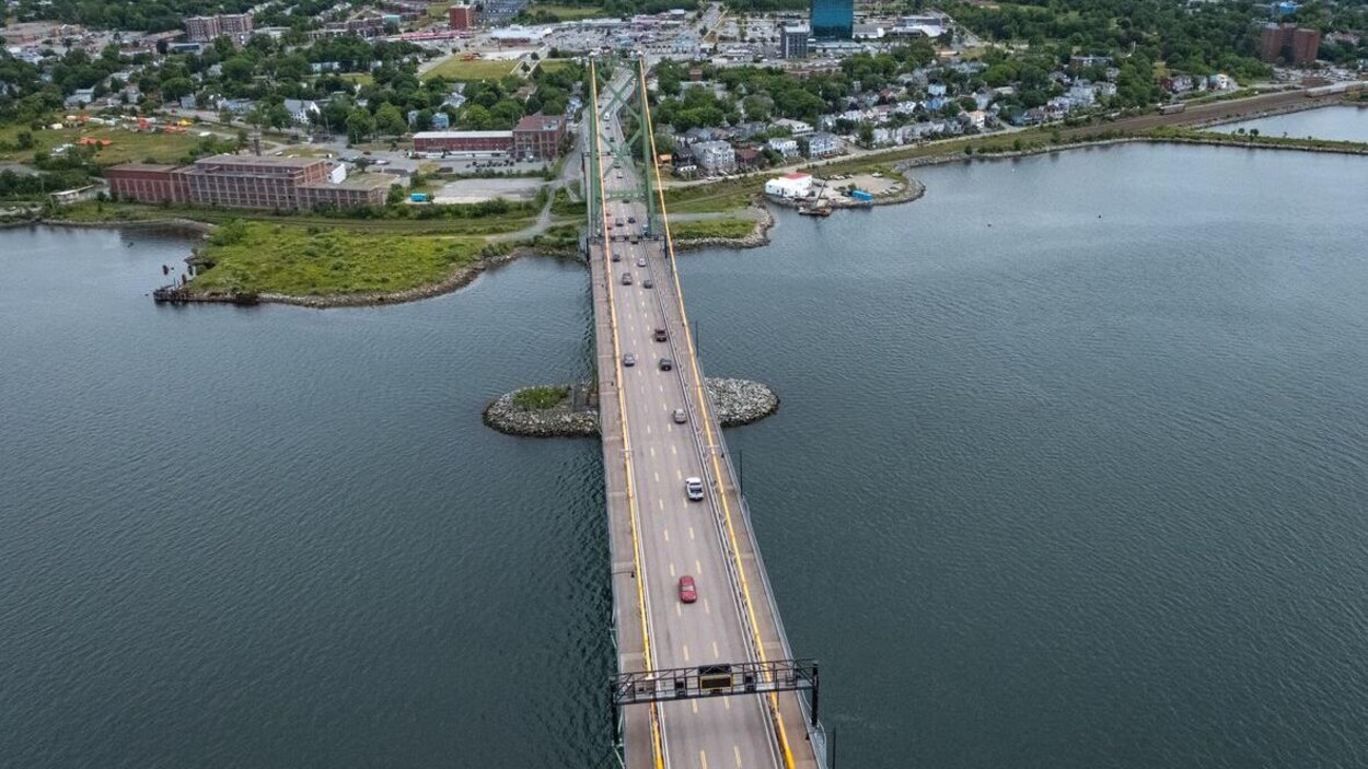 Vue aérienne du port d'Halifax et du pont Macdonald, avec le front de mer de Dartmouth en haut de la photo.