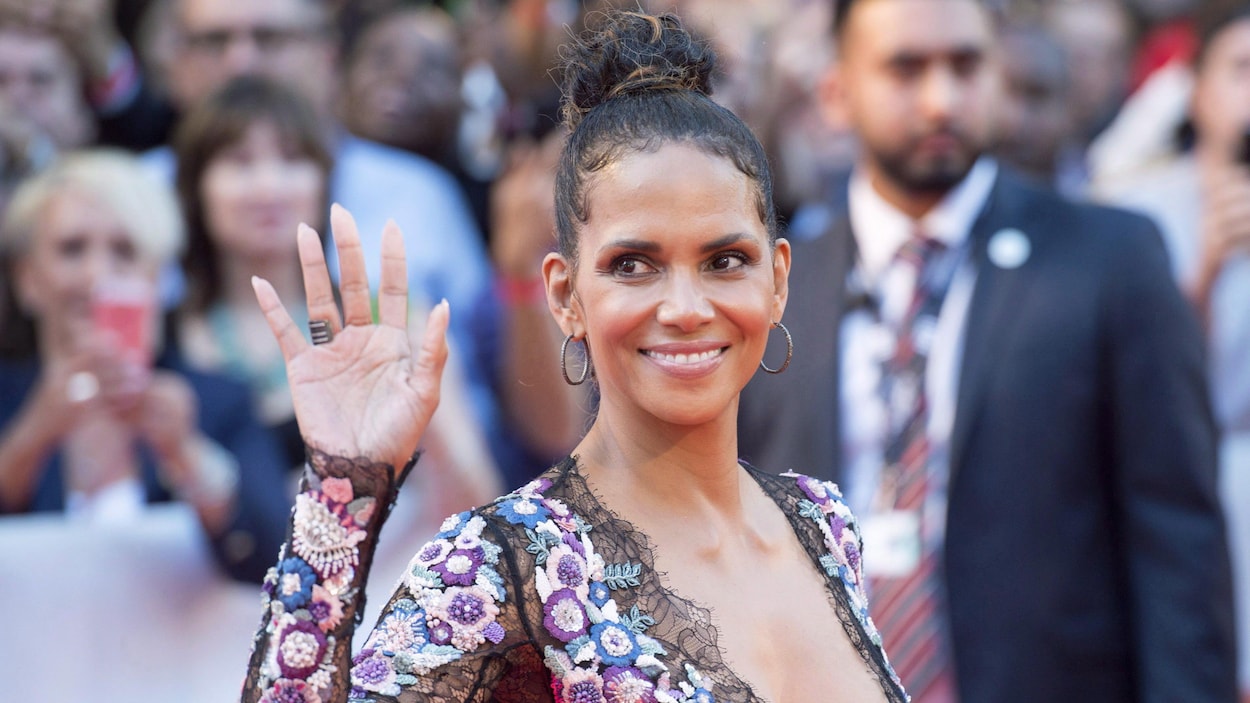 L'actrice Halle Berry salue la foule à son arrivée sur le tapis rouge.