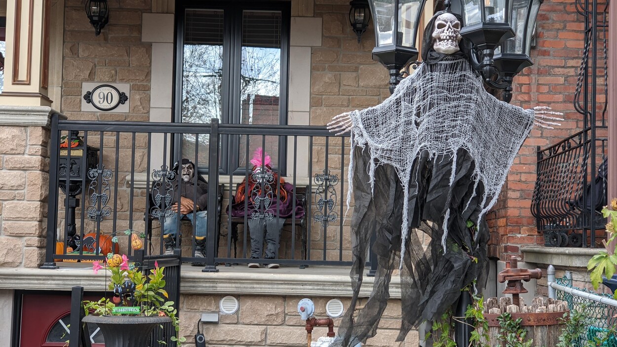 Une maison décorée aux couleurs de l'Halloween.